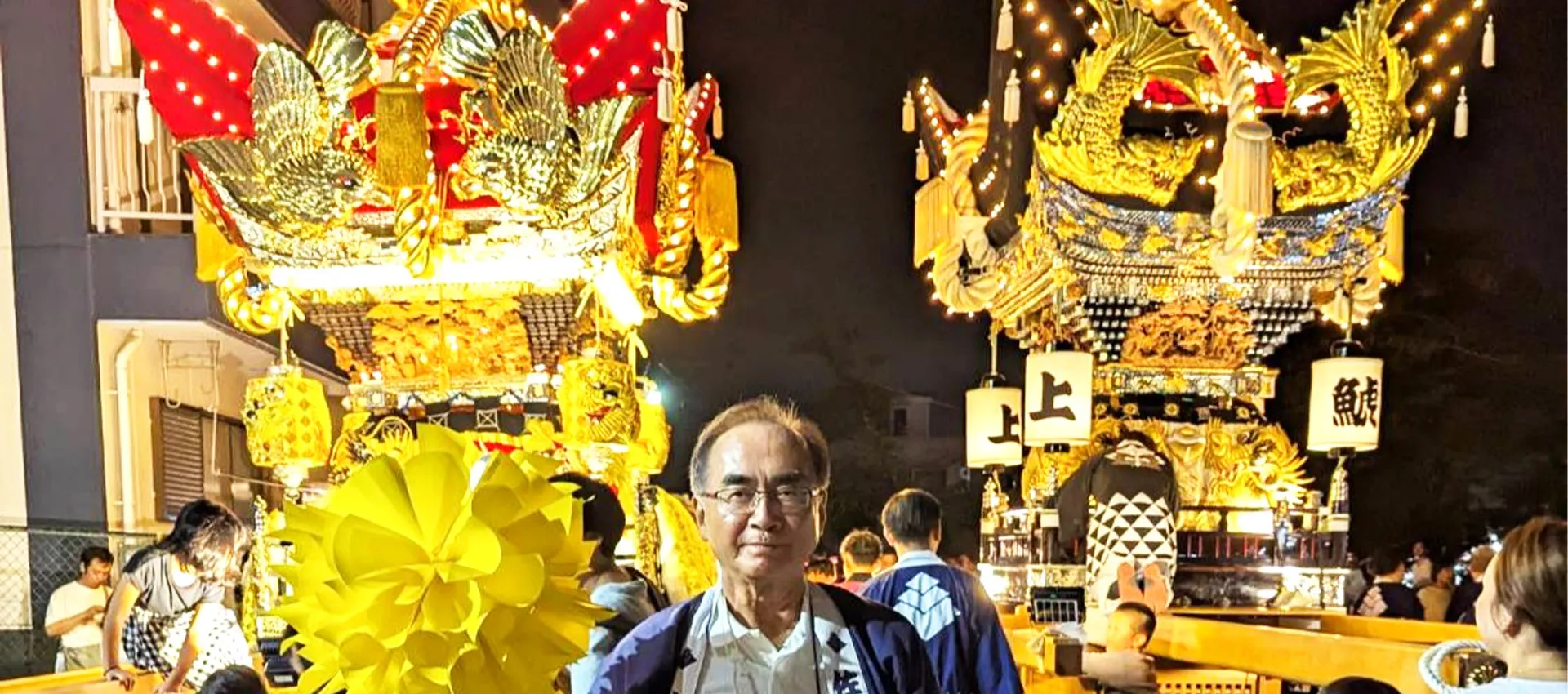 佐保神社秋祭宵宮瑞神門前の社上組、下組の電飾屋台の前で