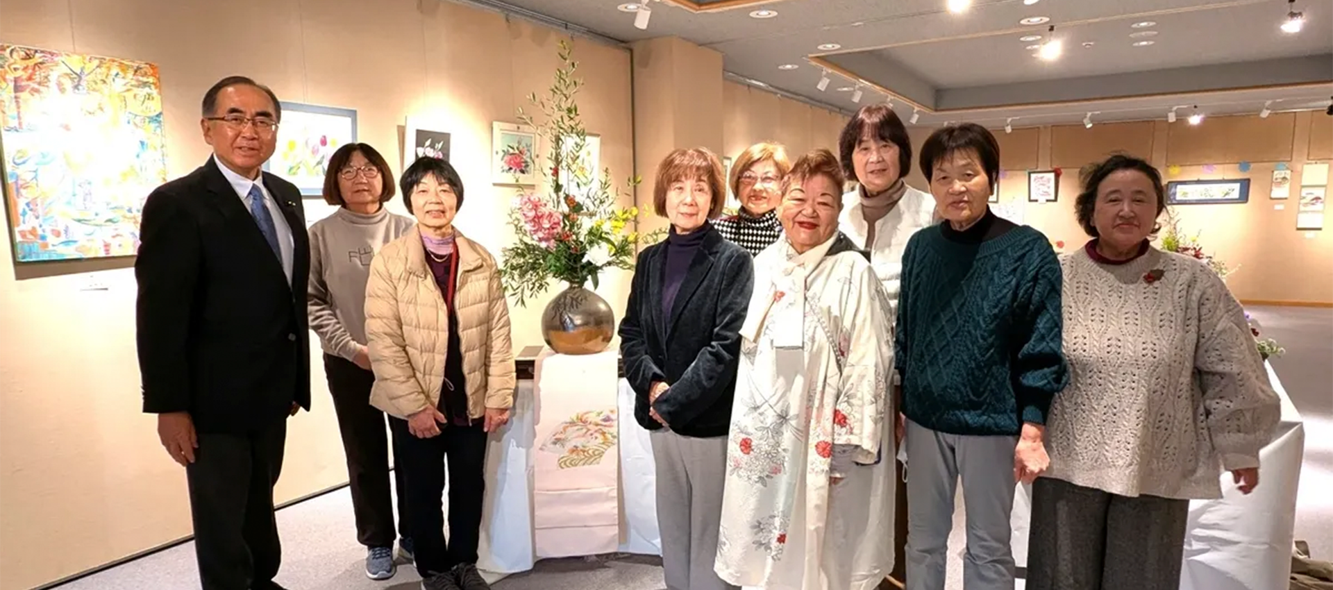 うれしの学園生涯大学加東支部作品展で会員の皆さんと