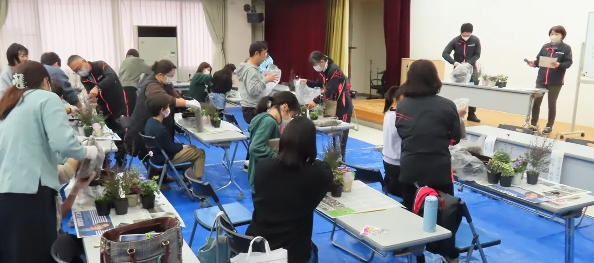 加東市子ども会育成連絡協議会の「親子寄せ植え教室で」