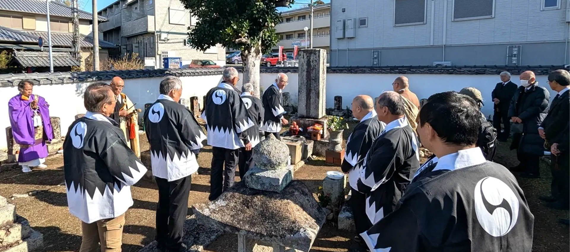 加東市赤穂義士祭観音寺で義士の墓碑前に線香を手向ける